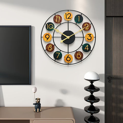 Horloge murale en métal colorée