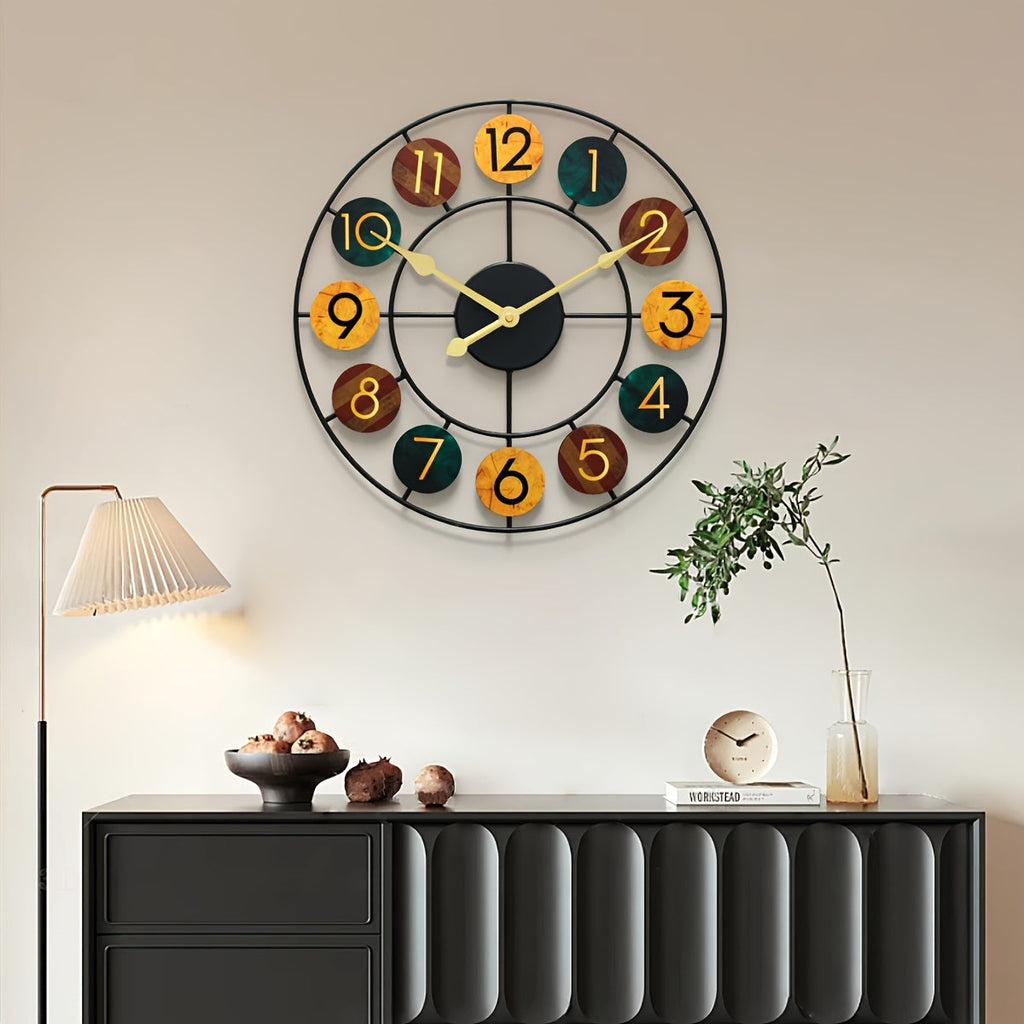 Horloge murale en métal colorée