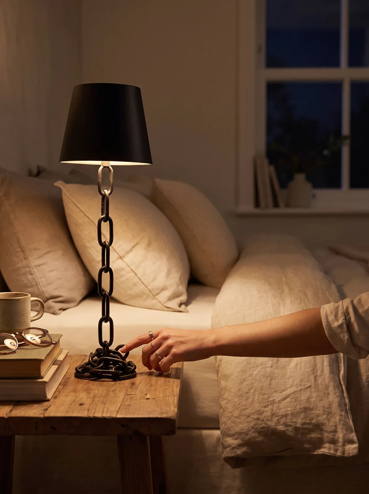 Modern Chain-Link Table Lamp - iwt3_image