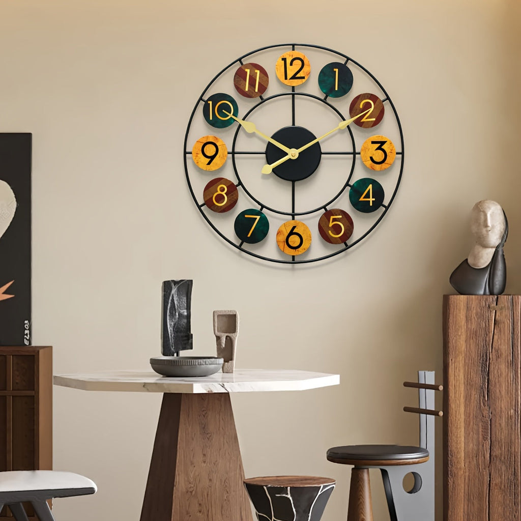 Horloge murale en métal colorée