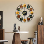 Horloge murale en métal colorée